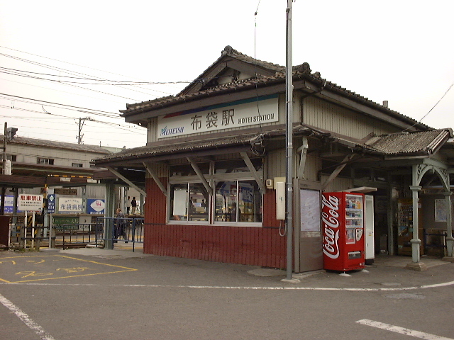 車寄せのあるかわいい駅舎