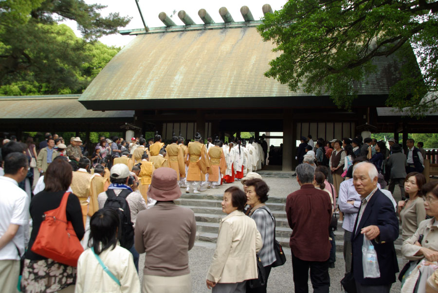 神事が行なわれると人がたくさん集まります。