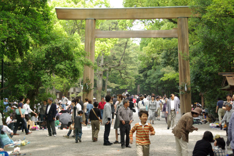 おかあさん。見て。神輿が来たよ。