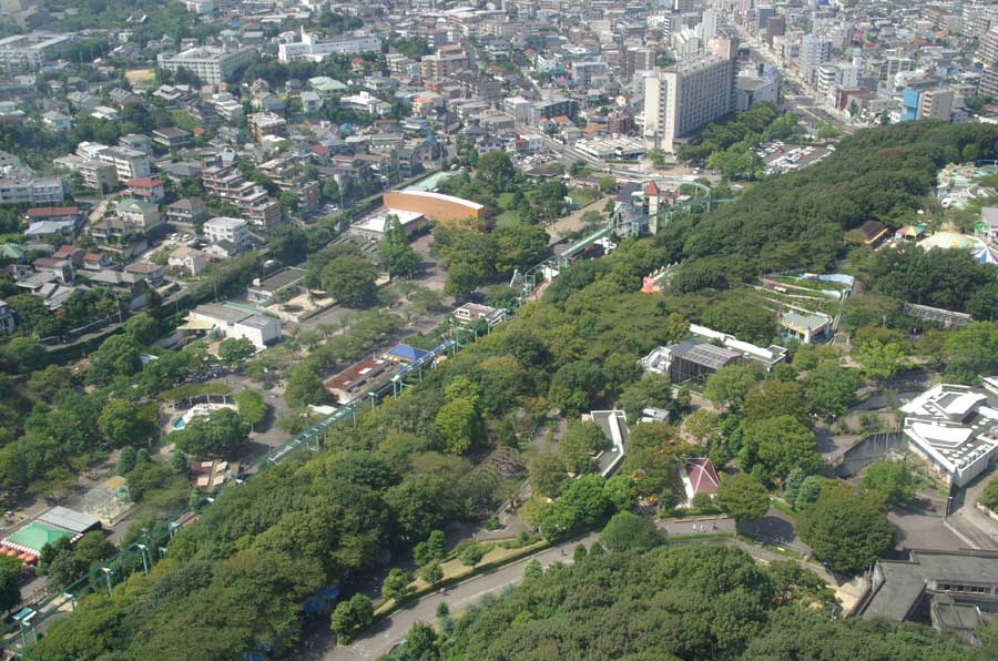 展望室から東山動植物園正門付近をのぞむ