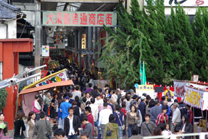 絶好のお祭り日和で、人もわんさか。
