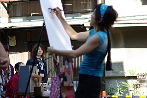 歌って踊る似顔絵屋さん。みんな大好き。大人気。