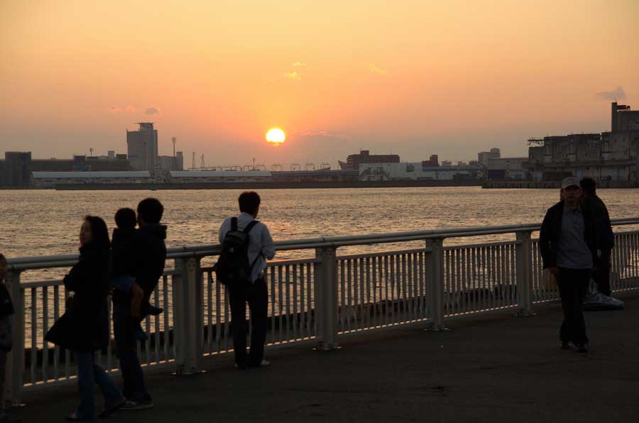 雲も晴れ、美しい夕焼けを楽しむ人々。