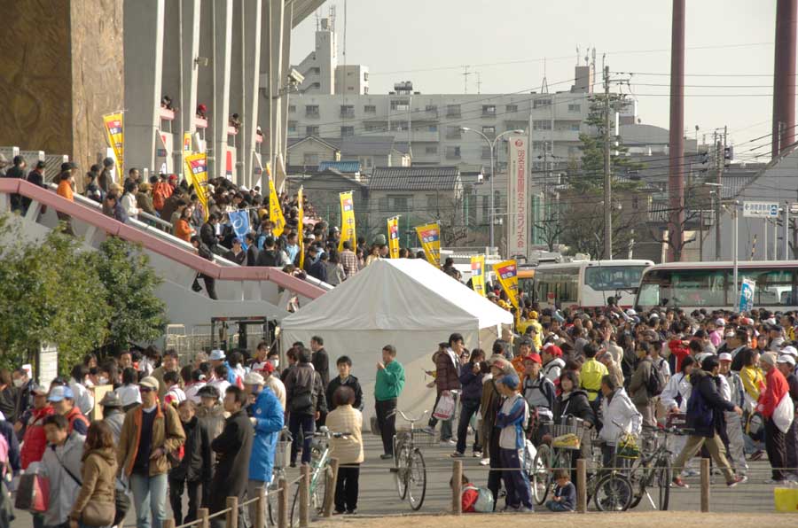 レース後の競技場は、まだ興奮が冷めやらぬ状態。