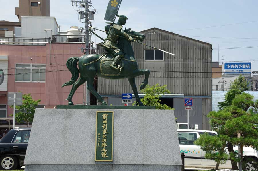 駅前には荒子ゆかりの前田利家像。