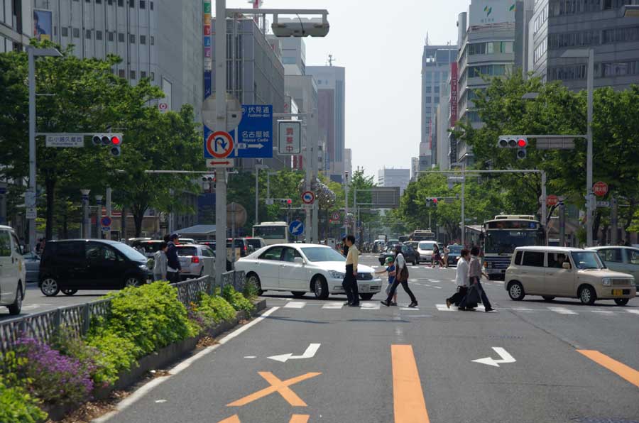 地上の交差点はたくさんの車が行き交います