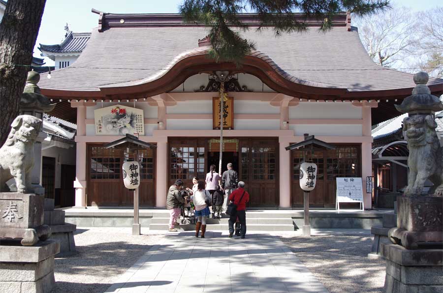 天守閣となりには龍城神社