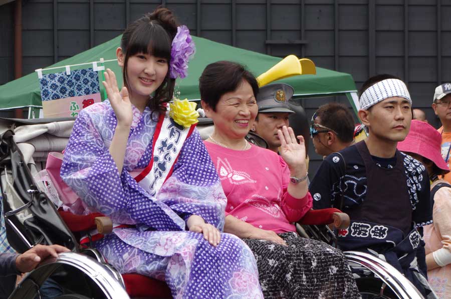 祭りの顔・有松絞り小町