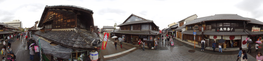 雨の城下町